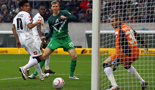 Gladbach - Bremen 1:4: Ganze fünf Minuten dauerte es, bis die Borussia mal wieder zurück lag. Torschütze: Marin (nicht im Bild)