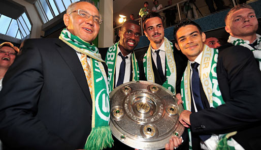 2009 feierte Grafite mit Wolfsburg die Meisterschaft - hier grinst er mit Magath, Benaglio und Josue (v.l.n.r.) in die Kamera
