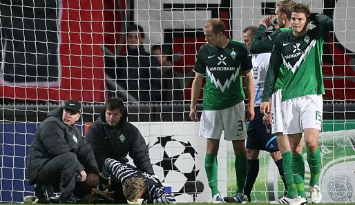 FC Twente Enschede - Werder Bremen 1:1: Bevor die Tore fielen, fiel zunächst der Bremer Torwart. Tim Wiese verdrehte sich das Knie und musste ausgewechselt werden