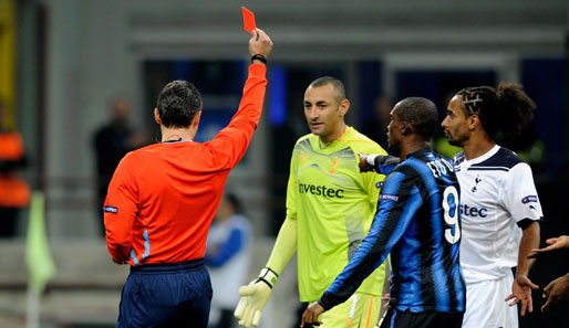 Die vielleicht spielentscheidende Szene: Tottenham-Keeper Gomes sieht die Rote Karte. Samuel Eto'o (2.v.r.) verwandelt daraufhin den fälligen Elfmeter