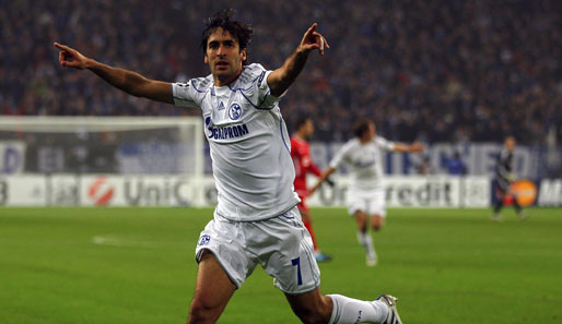FC Schalke 04 - Hapoel Tel-Aviv 3:1: Raul schnürte beim Heimsieg gegen Tel-Aviv einen Doppelpack und erzielte seine ersten CL-Tore im Schalke-Dress