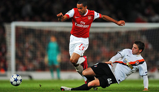 FC Arsenal - Shakhtar Donetsk 5:1: Theo Walcott im Duell mit Gegenspieler Yaroslav Rakitskiy (r.)