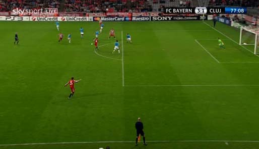 Tatzeit: 77. Minute. Tatort: Strafraum des CFR Cluj. Toni Kroos (am Ball) bekommt das Leder am gegenerischen Sechzehner in den Fuß gespielt