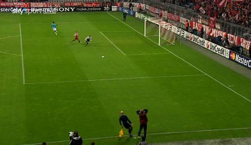 Erneut großes Glück für die Bayern. Man beachte den verzweifelten Cluj-Ersatzspieler am unteren Bildrand neben dem Linienrichter...