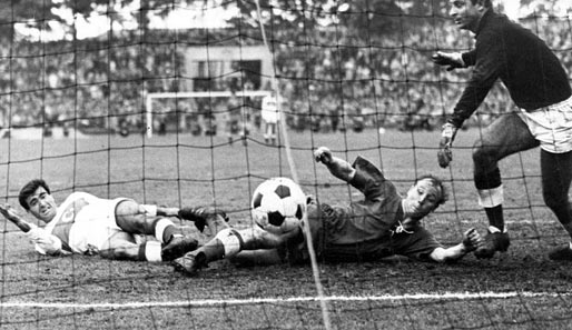 Die ersten Duelle gab es in den 1950ern. Bei der WM 1954 gewann die DFB-Auswahl mit 4:1 und 7:2. Hier trifft Uwe Seeler 1963 in Frankfurt