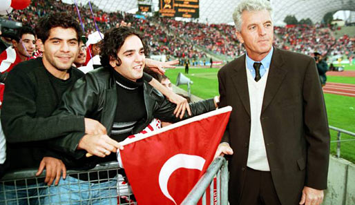 Bundestrainer Erich Ribbeck vor dem Rückspiel in München am 9. Oktober 1999 mit türkischen Fans