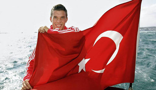 2005 sieht man sich wieder. Lukas Podolski und Co. gastieren Anfang Oktober zum Freundschaftsspiel in Istanbul