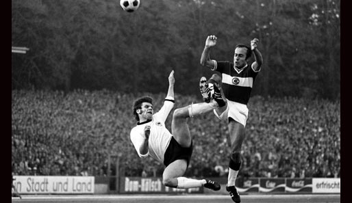 17.10.1970: In der EM-Quali in Köln gibt's nur ein 1:1. Lokalmatador Wolfgang Weber geht akrobatisch gegen Sanli Sarialioglu vor