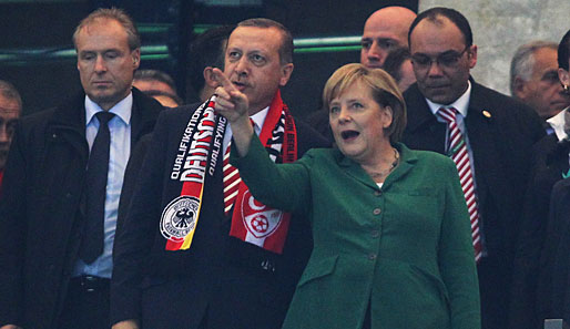 Auch Kanzlerin Angela Merkel (r.) freute sich. Neben ihr musste Türkeis Ministerpräsident Erdogan eine deftige Niederlage verdauen