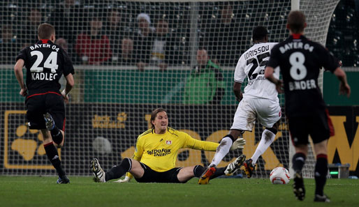 Rene Adler (M.) machte eine überragende Partie und hielt Bayer Leverkusen lange im Spiel. Auch sein Gegenüber Christoph Heimeroth hielt glänzend