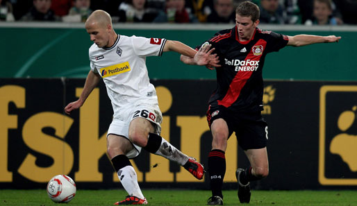 Michael Bradley (l.) und Lars Bender kämpfen um den Ball. Im Spiel zwischen Leverkusen und Mönchengladbach vergaben beide Teams etliche Chancen
