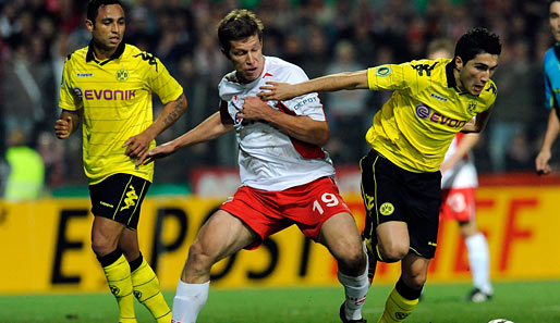 Mittelfeldspieler Nuri Sahin (r.) musste gegen starke Offenbacher mit Borussia Dortmund hart kämpfen. Es brachte am Ende nichts