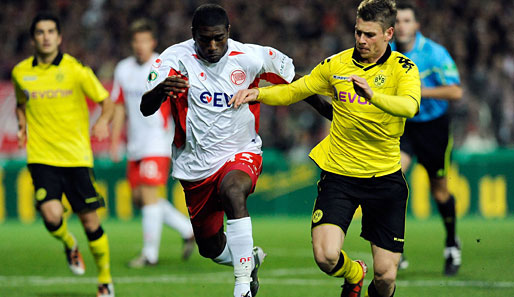 Offenbachs Torjäger Olivier Occean (l.) schafft es auch nicht, ein Tor gegen Borussia Dortmund zu erzielen