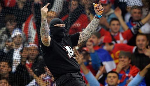 Schon vor dem Spiel präsentierten sich die serbischen Fans aggressiv