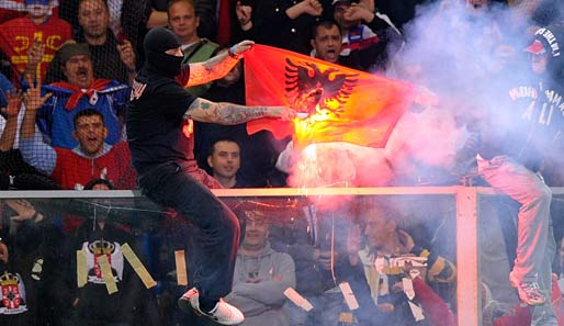Die Randalierer feierten den Spielabbruch auch noch und verbrannten die albanische Flagge