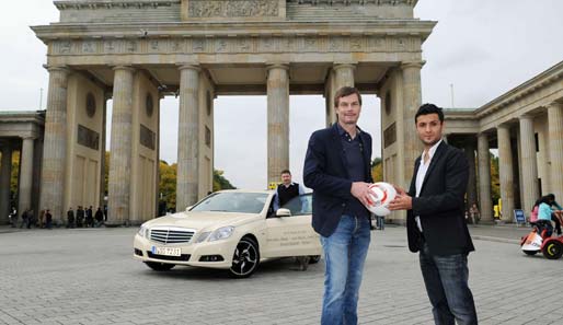 Thomas Helmer und Yildiray Bastürk - mit dem Mercedes-Benz-E-Klasse-Taxi durch Berlin