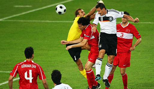 Im DFB-Dress ist der Bayern-Stürmer oftmals für Big-Points zuständig. Hier köpft er Deutschland im EM-Halbfinale 2008 gegen die Türkei in Führung