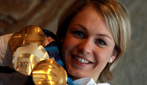Magdalena Neuner: Ihr größter Erfolg war der Doppel-Olympiasieg 2010 in Vancouver. Hier präsentiert sie stolz ihre Medaillen aus den Disziplinen Sprint, Verfolgung und Massenstart