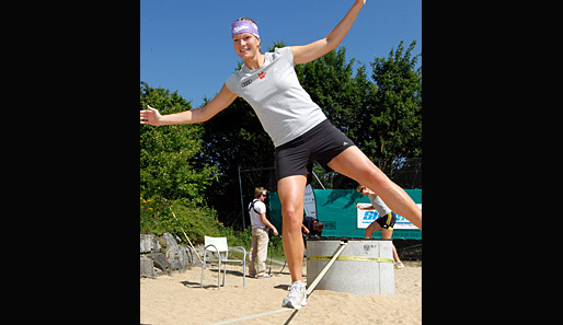Maria Riesch beim Sommertraining. Der Balance-Akt zwischen Sport und Medien gelingt ihr genauso gut, wie das Laufen auf dem gespannten Gummiband