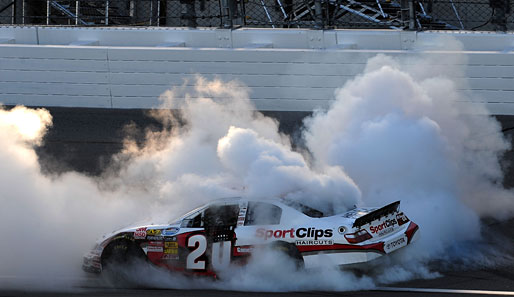 Joey Logano gewinnt das NASCAR-Rennen der Nationwide Series Kansas Lottery 300 in Kansas. Für's Publikum gibts quietschende Reifen, Rauch und Qualm