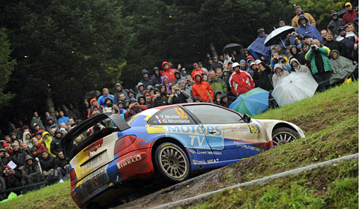 Bei der WRC-Rallye in Frankreich zeigen Yvan Muller und France Gilles Mondesir, was sie drauf haben. Das Publikum war trotz Regens begeistert