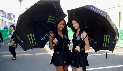 Diese heißen Girls von Team Monster Yamaha Tech brauchen sich unter ihren riesigen Schirmen wahrlich nicht zu verstecken