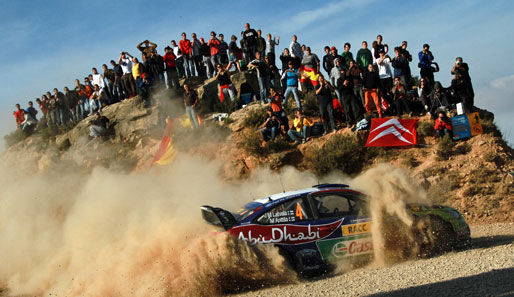 Bei der Spanien-Rallye geht's eher dreckig zu, für die Zuschauer dennoch ein Ereignis. Das Fahrer-Team aus Finnland wirbelt mächtig Staub auf