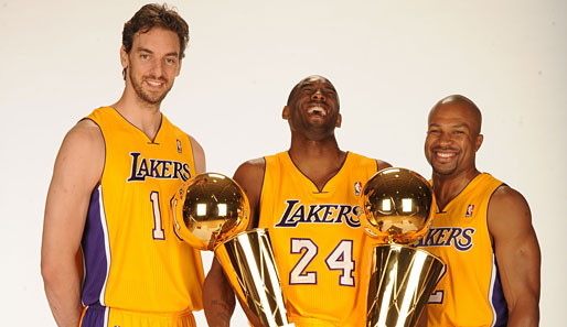 Die Los Angeles Lakers haben allen Grund zur Freude. Kobe Bryant (m.) präsentiert stolz die errungenen Trophäen des Champions