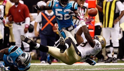 New Orleans Saints vs. Carolina Panthers 16:14 Chris Ivory (r.) von den New Orleans Saints kann den Ball nicht festhalten, nachdem Rishard Marshall ihn attackiert hatte