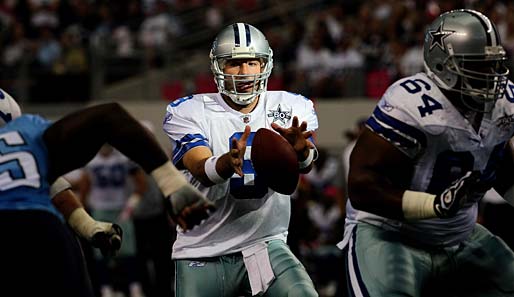 Dallas Cowboys - Tennessee Titans 27:34: Tony Romo beim Snap. Es gab Momente im Spiel, da schien der Quarterback nichts mit dem Ball anfangen können