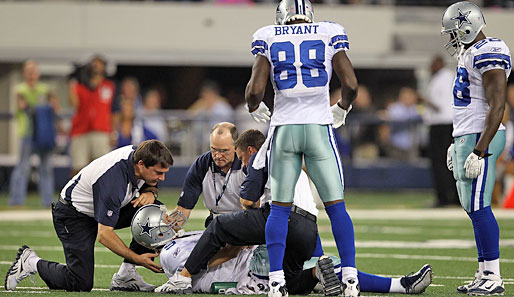 Dallas Cowboys - New York Giants 35:41: Voller Sorge blicken die Cowboys-Spieler auf ihren verletzten Quarterback Tony Romo. Er brach sich das Schlüsselbein