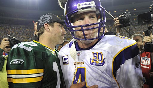 Green Bay Packers - Minnesota Vikings 28:24: Der alte Mann und sein legitimer Nachfolger. Brett Favre gratuliert Aaron Rodgers zum Sieg