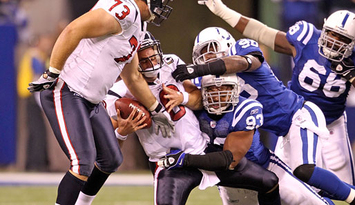 Indianapolis Colts - Houston Texans 30:17: Texans-Quarterback Matt Schaub wurde von der Colts-Defense mächtig unter Druck gesetzt