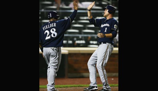High-Five! Die beiden Teamkameraden Prince Fielder (l.) und Corey Hart von den Milwaukee Brewers zelebrieren lässig einen Punktgewinn