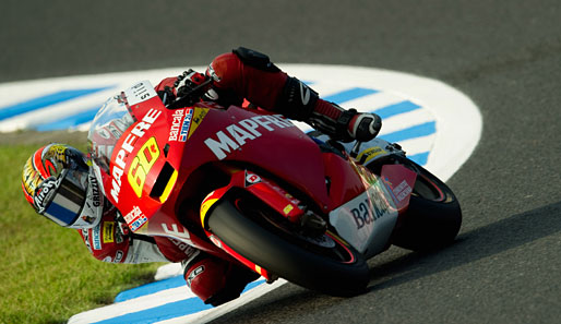 Der Spanier Julian Simon legt sich elegant in die Kurve. Beim Twin Ring Motegi in Japan stand das erste Training der MotoGP auf dem Programm