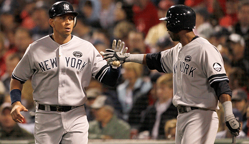 Alex Rodriguez (l.) und Eduardo Nunez erleichtert: Die New York Yankees lieferten sich einen heißen Kampf gegen die Boston Red Sox und siegten auswärts knapp mit 6:5