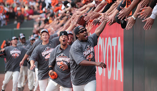So sehen Sieger aus - Schalalalala: Die San Francisco Giants feiern ihren 3:0-Sieg über die San Diego Padres, der sie in die MLB-Playoffs brachte