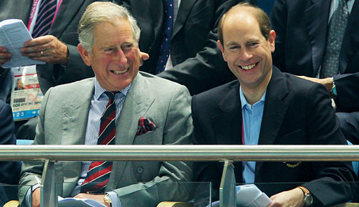 Königlicher Besuch bei den Schwimmwettkämpfen der Commonwealth Games: Prinz Charles (l.) und Prinz Edward strahlen um die Wette