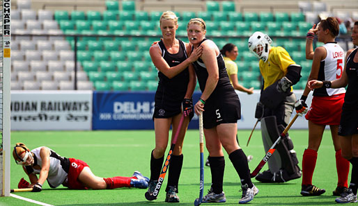 Kein Witz: Die Damen in Schwarz haben gerade das Siegtor für Neuseeland bei den Commonwealth Games erzielt. Endstand 5:1 gegen Wales. Jubel sieht anders aus