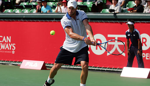 Andy Roddick holt zur beidhändigen Rückhand im Match gegen Tatsuma Ito bei den Rakuten Open in Tokio aus