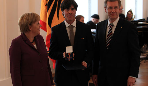 Bundestrainer Joachim Löw erhält den Verdienstorden der Bundesrepublik Deutschland, seine Spieler bekommen das Silberne Lorbeerblatt verliehen