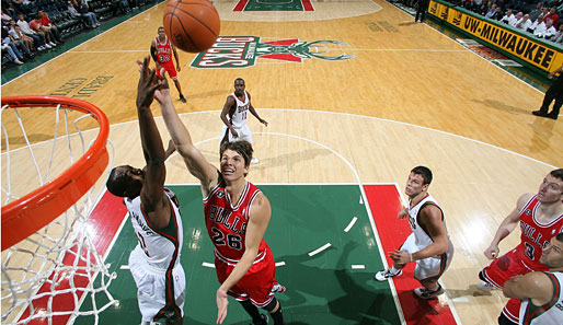 Bald geht's wieder los in der NBA: Kyle Korver von den Chicago Bulls versucht es mit einem Korbleger im Vorbereitungsspiel gegen die Milwaukee Bucks