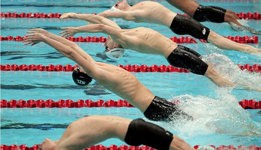 Dies ist kein Synchronschwimmen: Bei den Commonwealth Games in Neu-Dehli gingen die Wettkämpfer über 200m Rücken an den Start