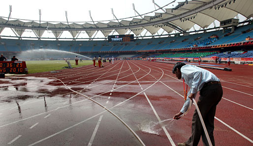 Letzte Vorbereitungen im Stadion von Dehli für die Wettbewerbe der Leichtathletik bei den Commonwealth Games