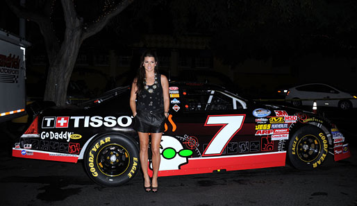 Schön, schnell und sexy: Danica Patrick. Die NASCAR-Fahrerin präsentiert sich bei einem Event in Hollywood den Fotografen