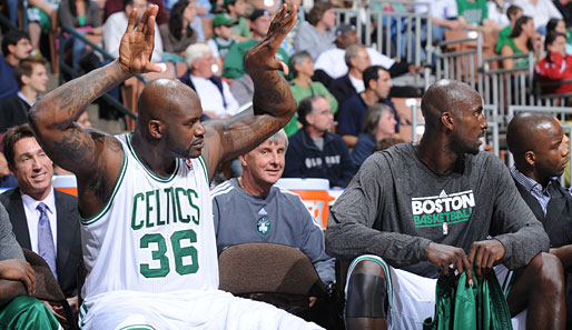 Neue Zeichensprache vor der kommenden NBA-Saison? Shaquille O'Neal von den Boston Celtics (l.) hampelt bei einem Vorbereitungsspiel herum