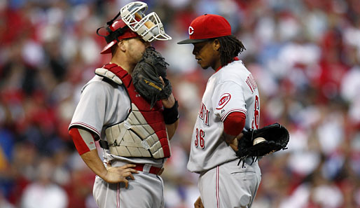 It's Playoff-Time in the MLB! Bei Catcher Ramon Hernandez (l.) und Edinson Volquez von den Cincinnati Reds gibt's nach der Auftaktniederlage gegen die Phillies Gesprächsbedarf