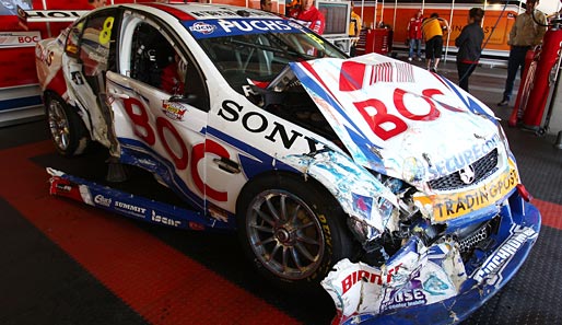 V8-Supercar-Fahrer Jason Richards zerbeult seinen Wagen bei der Championship Series in Mount Panorama im australischen Bathurst