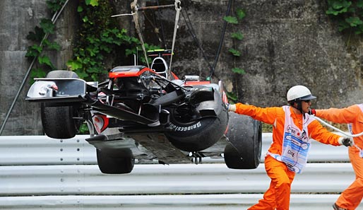 Ab in die Leitplanke: Lewis Hamilton crasht beim Japan-GP-Training in Suzuka. Der Mercedes-Bolide wird zum Schrotthaufen