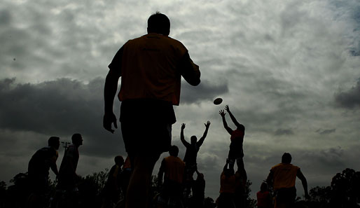 Licht aus, Spot an: Das australische Rugby-Team, die Australien Wallabies, beim Training in Sydney
